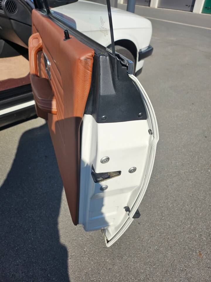 Immagine 35/67 di BMW 320i (1990)