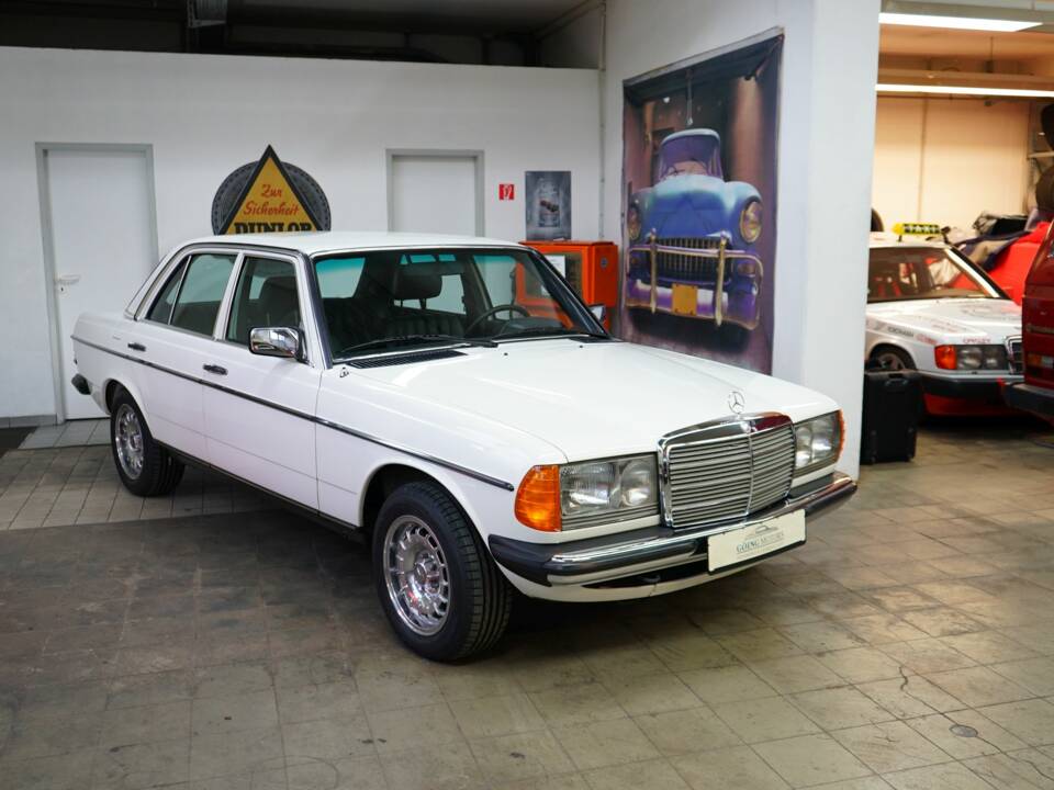 Image 2/40 of Mercedes-Benz 300 D (1984)