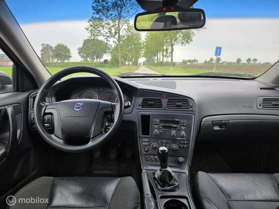 Bild 8/23 von Volvo V 70 2.4 (2003)