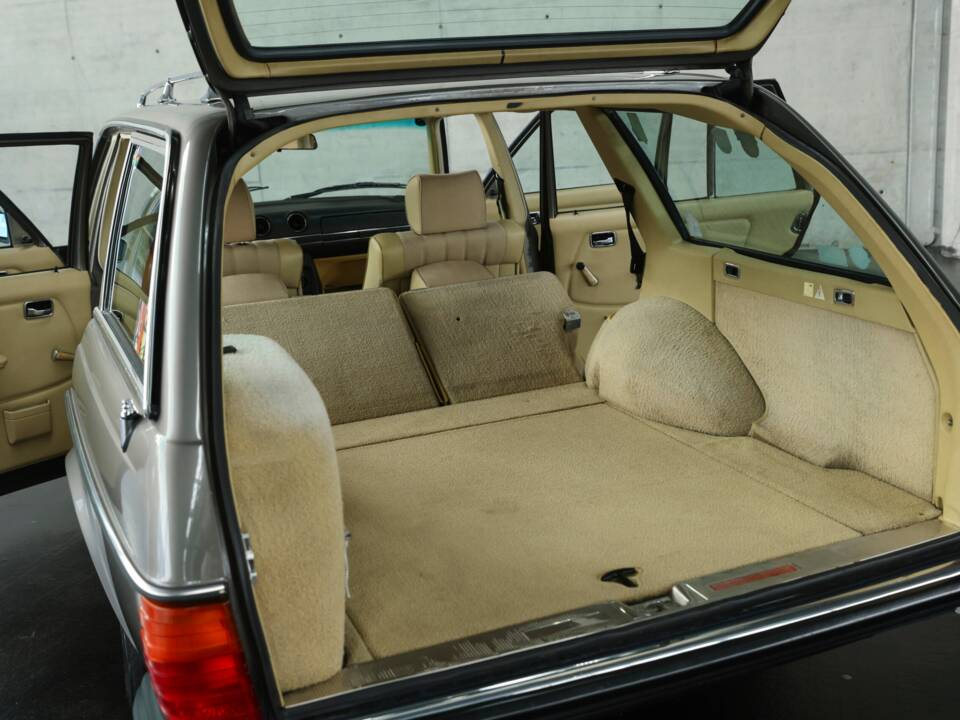 Image 32/49 of Mercedes-Benz 230 TE (1981)