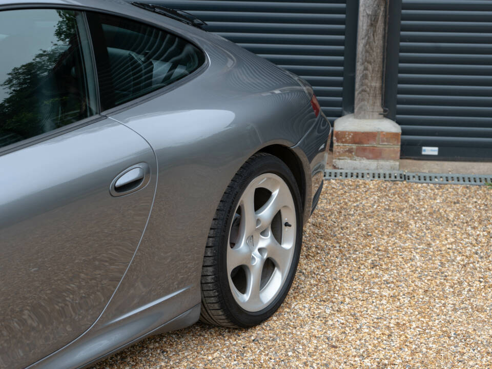 Image 19/50 of Porsche 911 Carrera 4S (2003)