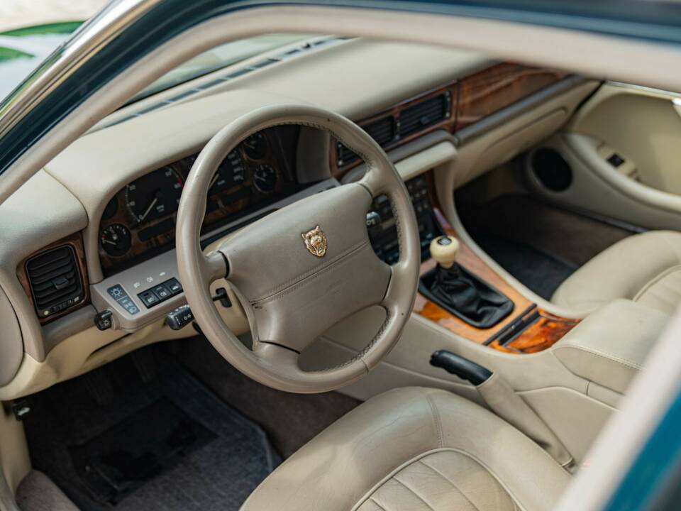 Bild 41/50 von Jaguar XJ6 3.2 (1995)