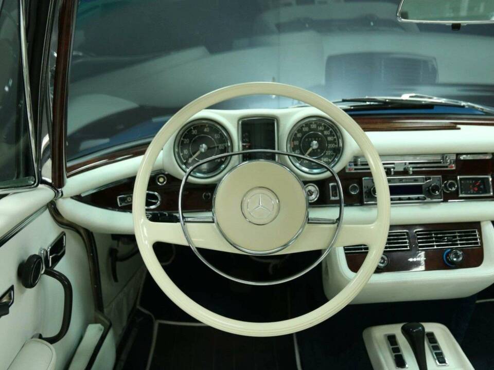 Image 17/50 of Mercedes-Benz 280 SE 3,5 (1971)