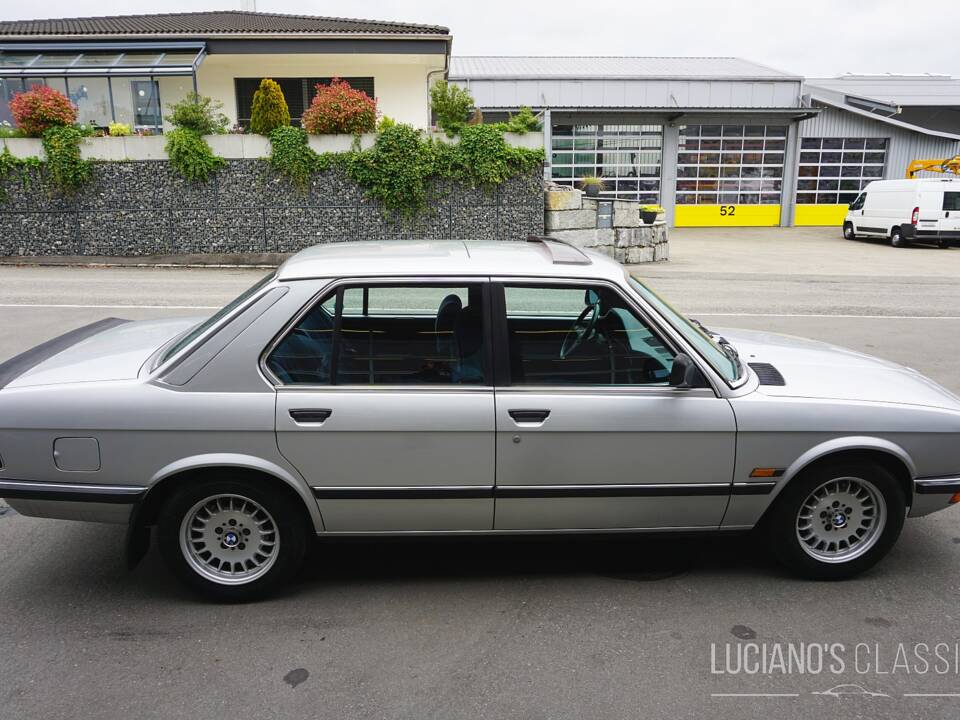 Image 10/59 of BMW 528i (1982)