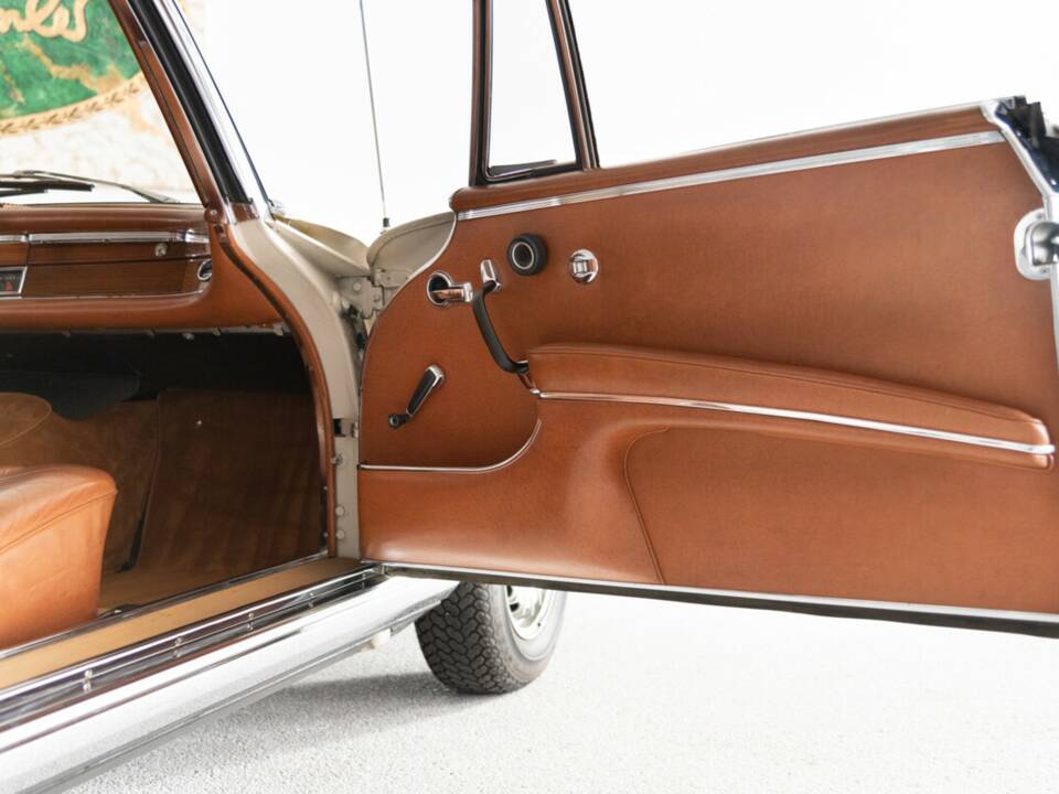 Bild 33/44 von Mercedes-Benz 220 SE b (1964)