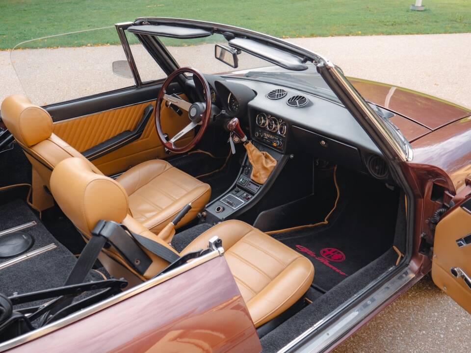 Immagine 14/34 di Alfa Romeo 2000 Spider Veloce (1980)