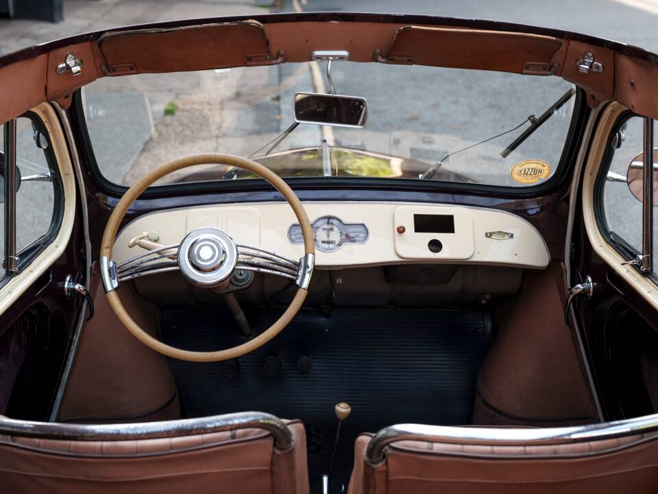 Immagine 21/33 di Renault 4 CV Décapotable (1951)