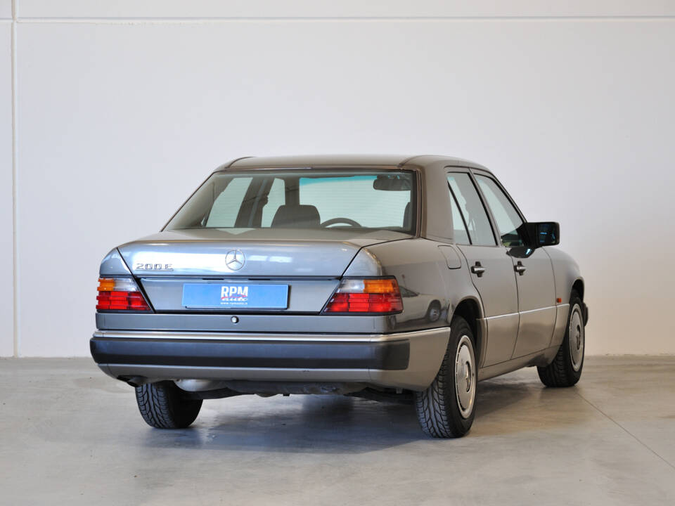 Image 20/25 of Mercedes-Benz 200 E (1992)