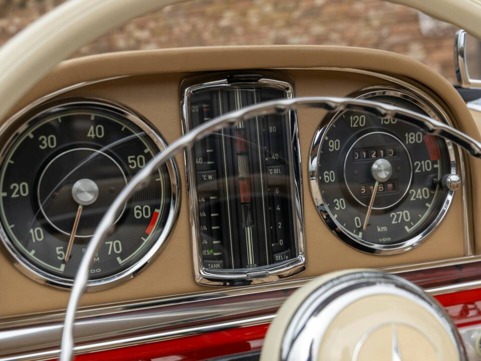 Image 33/50 de Mercedes-Benz 300 SL Roadster (1962)