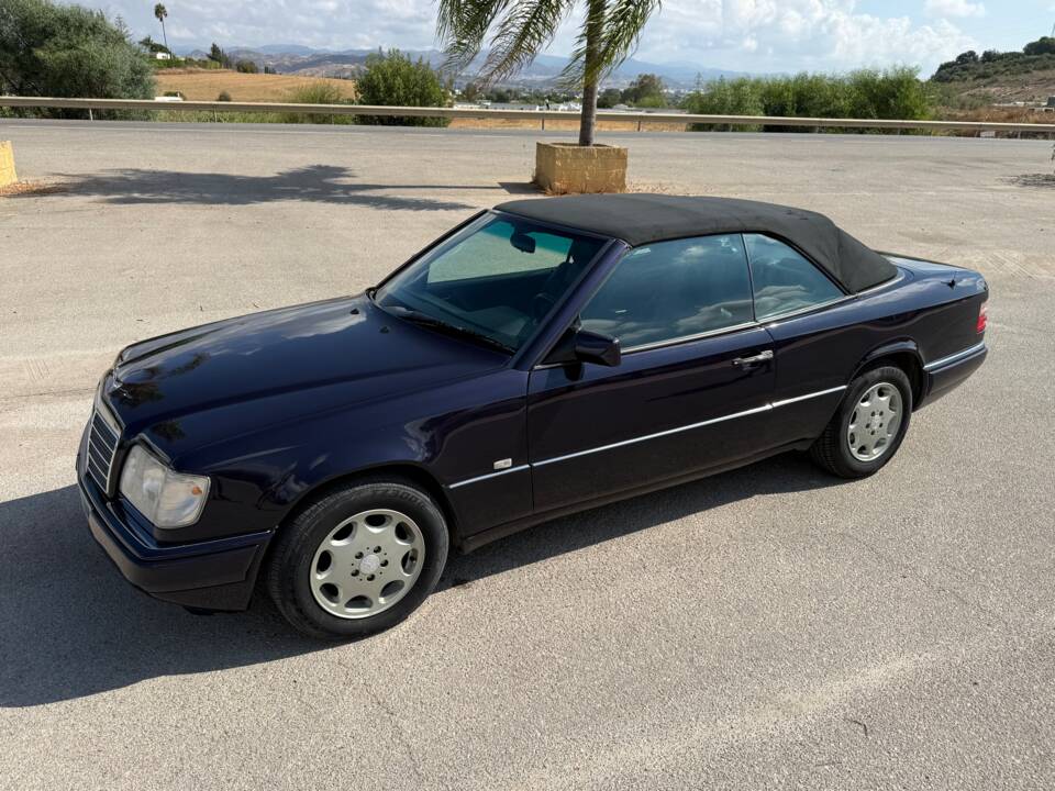 Image 10/30 of Mercedes-Benz E 200 "Final Edition" (1997)
