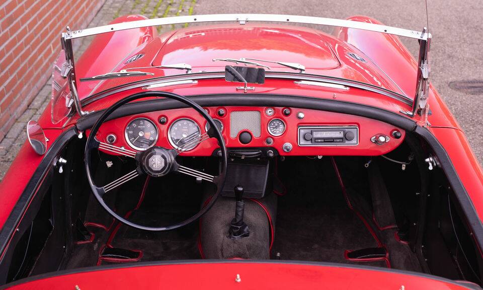 Image 2/8 of MG MGA 1500 (1956)