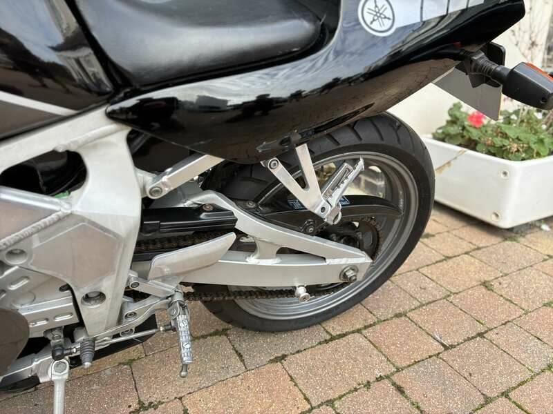 Image 14/18 of Yamaha FZR 400 (1998)