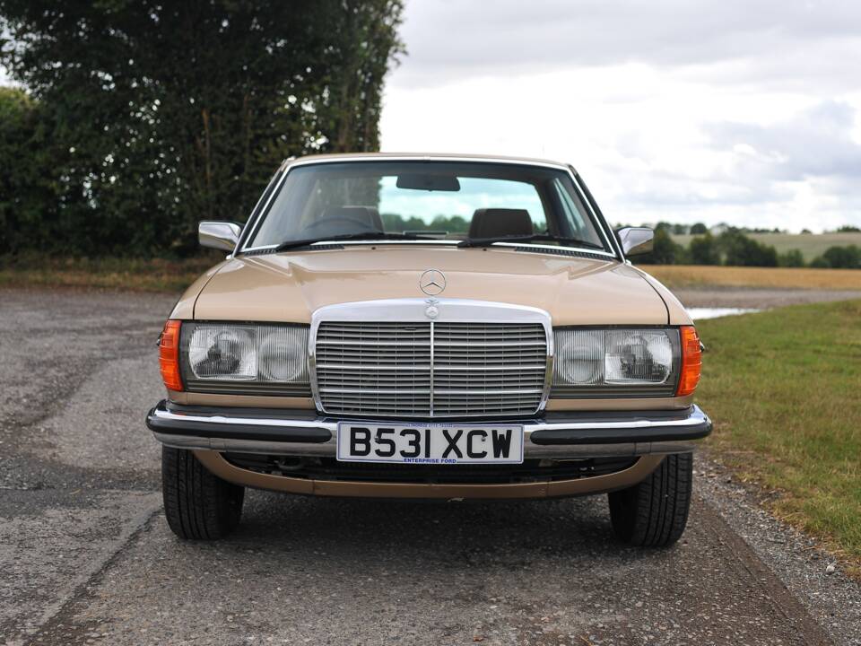 Image 6/33 of Mercedes-Benz 230 CE (1985)