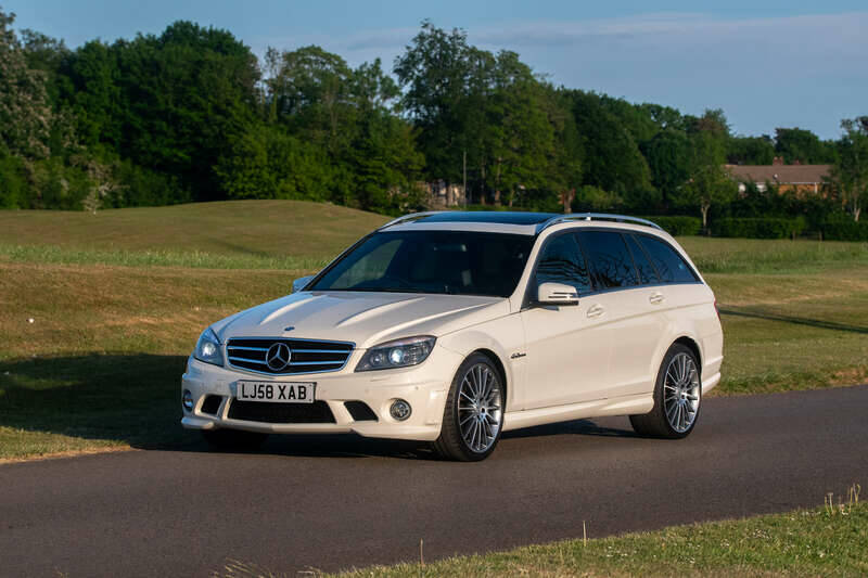 Immagine 27/50 di Mercedes-Benz C 63 AMG T (2009)