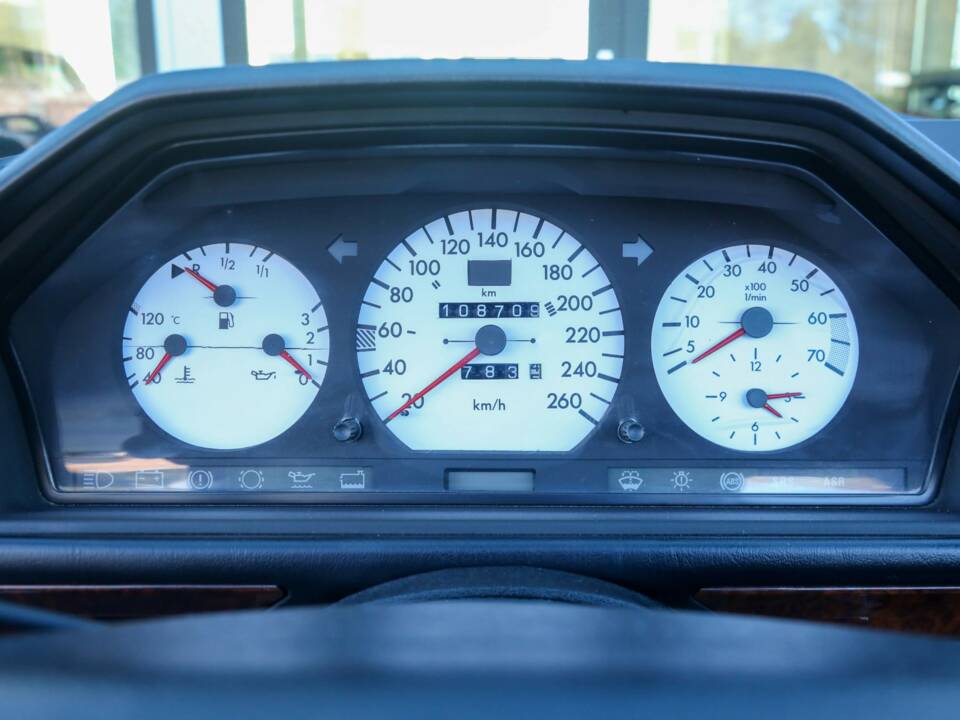 Immagine 22/50 di Mercedes-Benz 300 CE-24 3.4 AMG (1993)