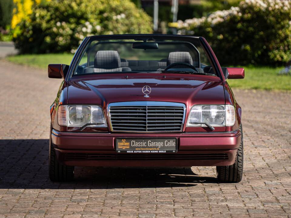 Bild 8/42 von Mercedes-Benz E 200 (1997)
