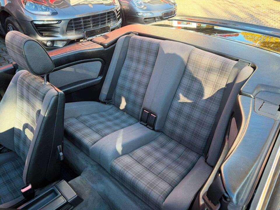 Bild 16/28 von BMW 320i (1988)