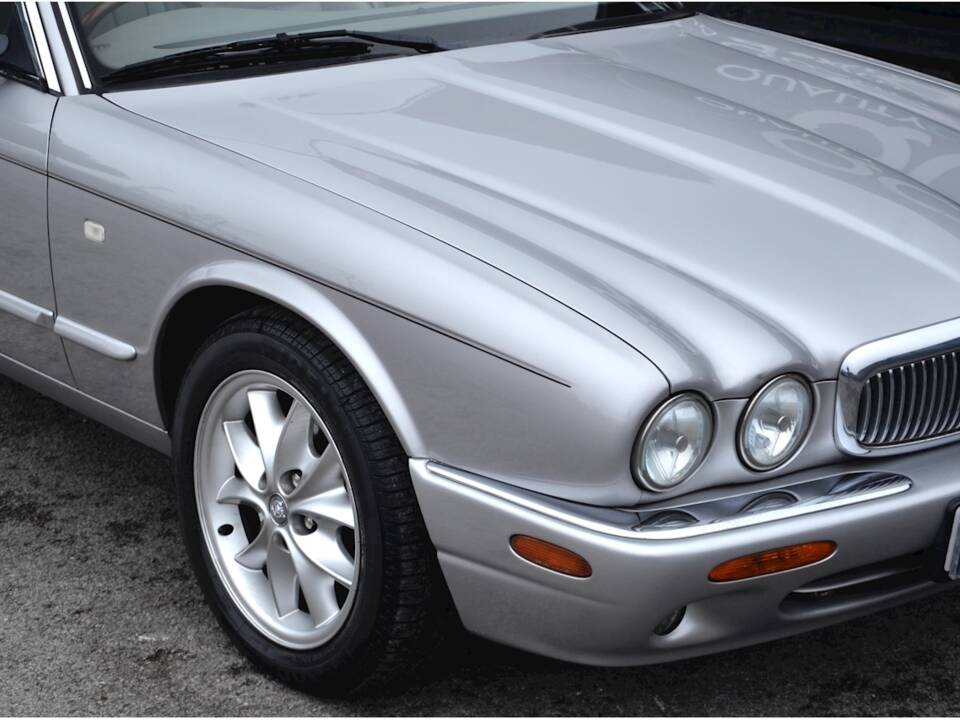 Image 35/36 de Jaguar XJ 8 Sovereign (2000)