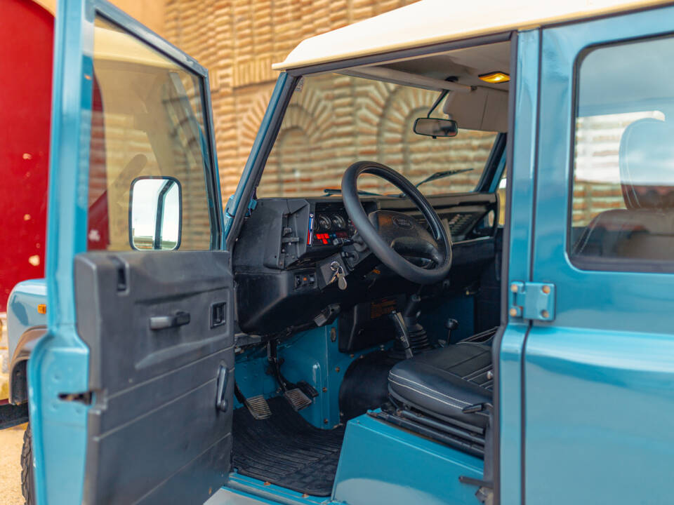 Image 31/58 of Land Rover Defender 110 (1995)