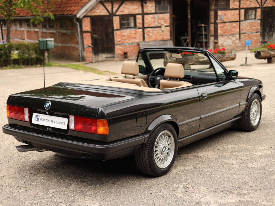 Image 3/83 de BMW 325i (1990)