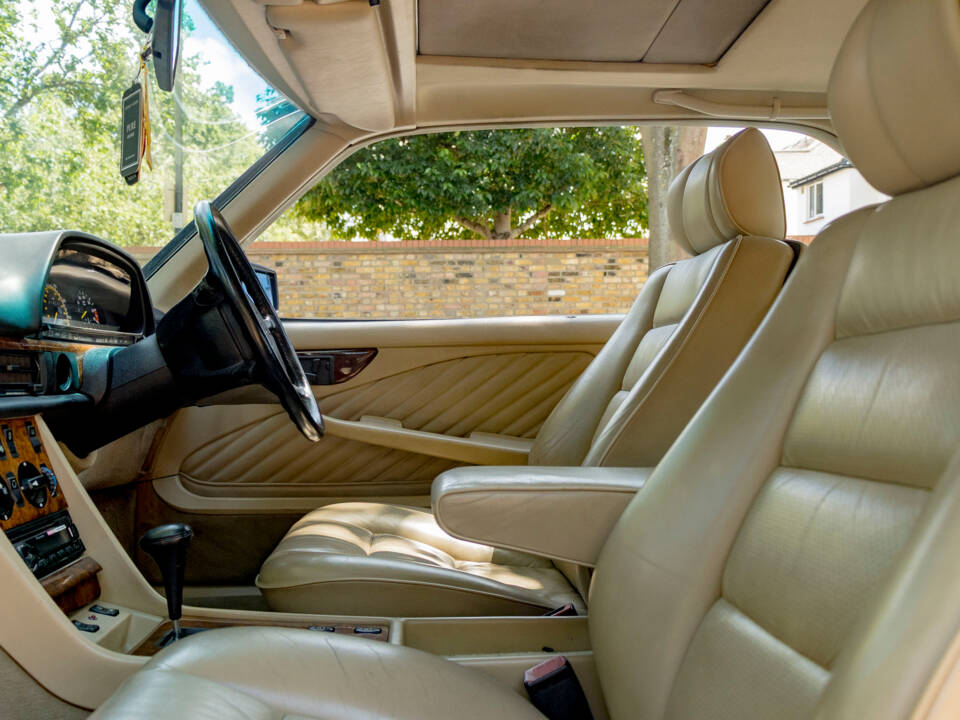 Image 33/50 of Mercedes-Benz 500 SEC (1989)