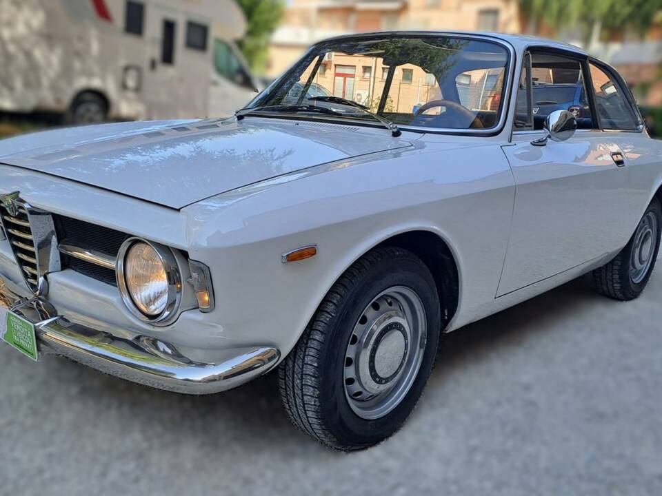 Image 13/39 of Alfa Romeo Giulia GT 1300 Junior (1970)