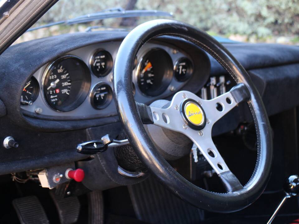 Image 12/18 de Ferrari Dino 246 GT (1971)