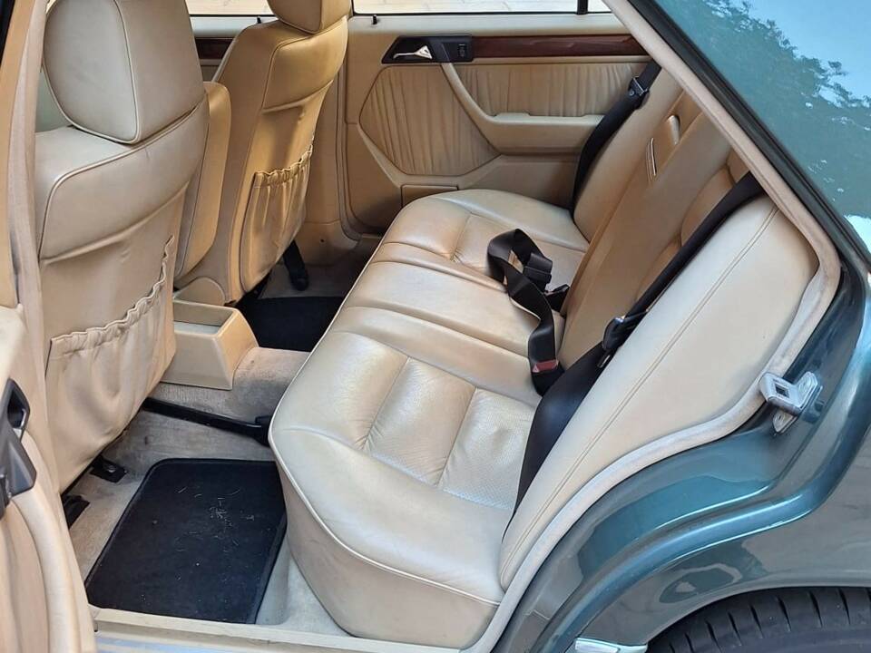 Immagine 8/12 di Mercedes-Benz 260 E (1988)