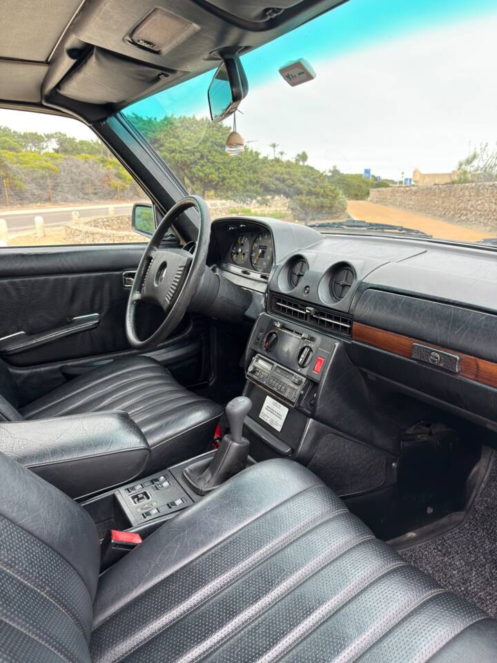 Bild 22/73 von Mercedes-Benz 300 D (1977)