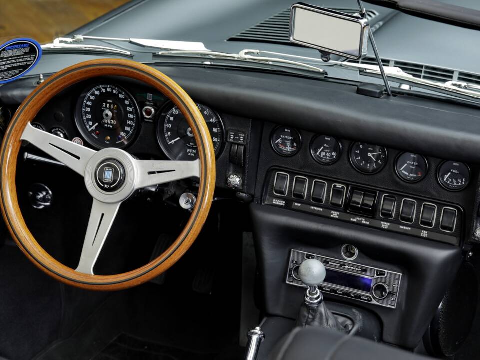 Image 9/17 de Jaguar E-Type (1970)