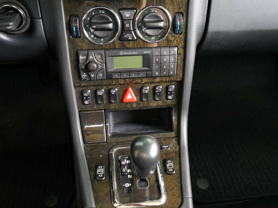 Immagine 25/50 di Mercedes-Benz SLK 32 AMG (2002)