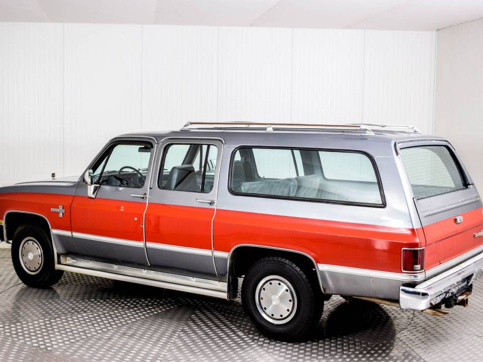 Image 36/46 of Chevrolet Suburban (1986)