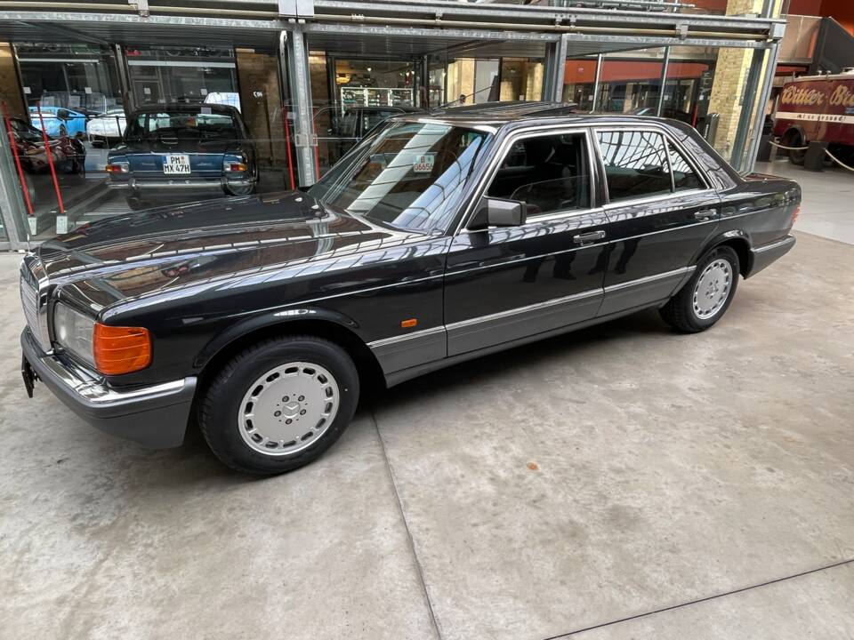 Image 25/31 of Mercedes-Benz 300 SE (1989)