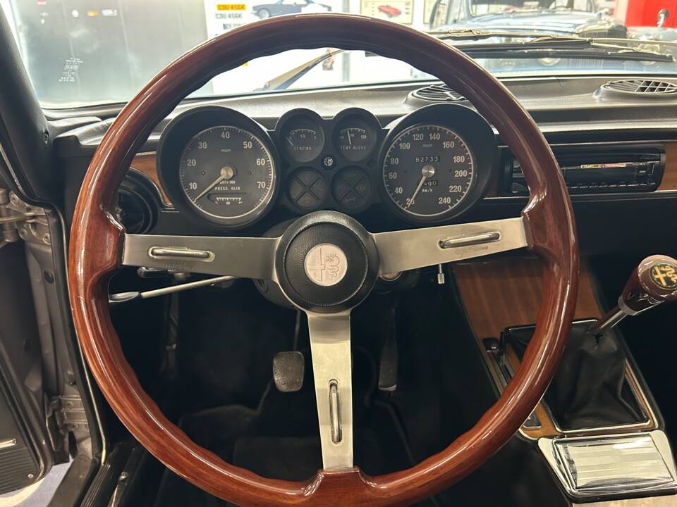 Image 15/35 de Alfa Romeo 2000 GT Veloce (1975)