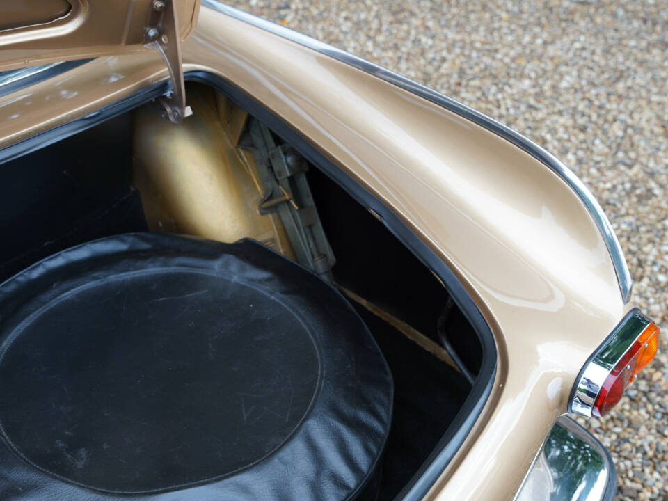 Image 25/50 of Volvo 1800 E (1972)