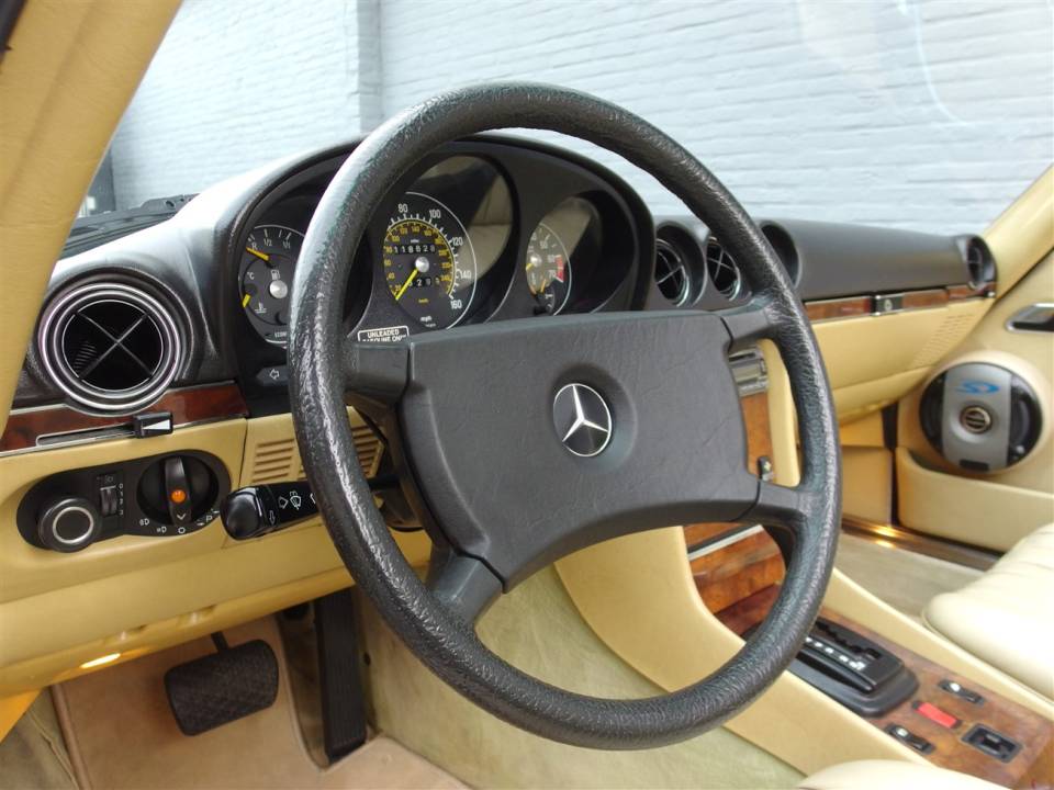 Image 40/84 of Mercedes-Benz 500 SL (1984)