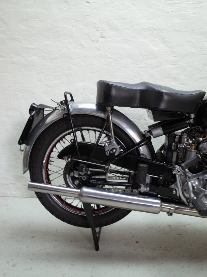 Image 16/30 of Vincent Rapide C (1951)