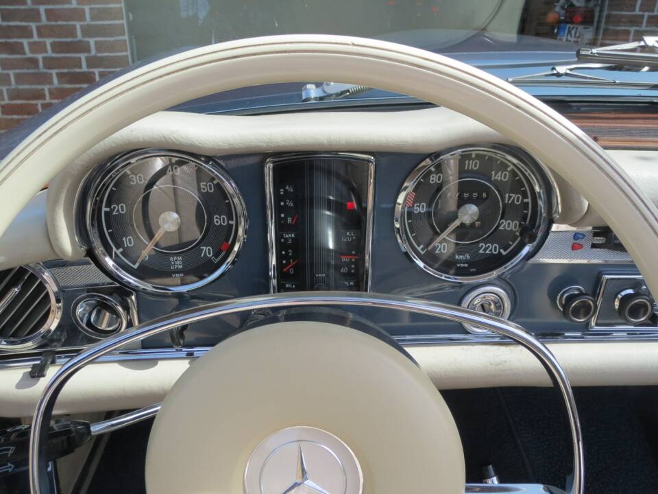 Image 14/38 de Mercedes-Benz 280 SL (1970)