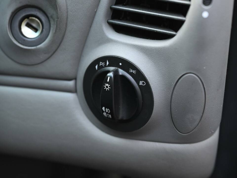 Bild 44/50 von Porsche 911 Carrera 4S (2004)