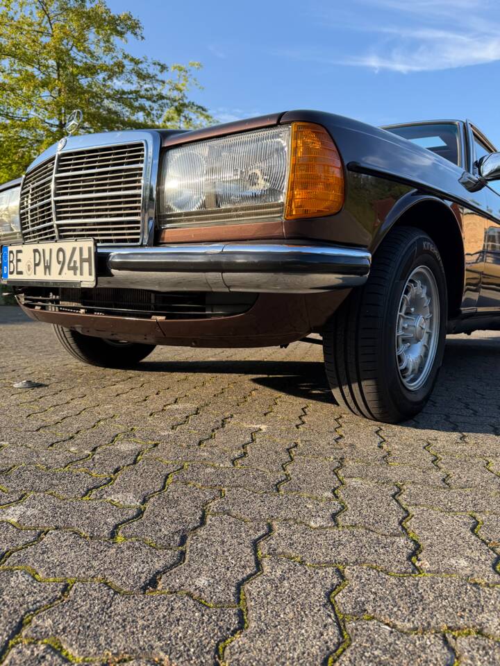Image 15/31 of Mercedes-Benz 230 CE (1984)