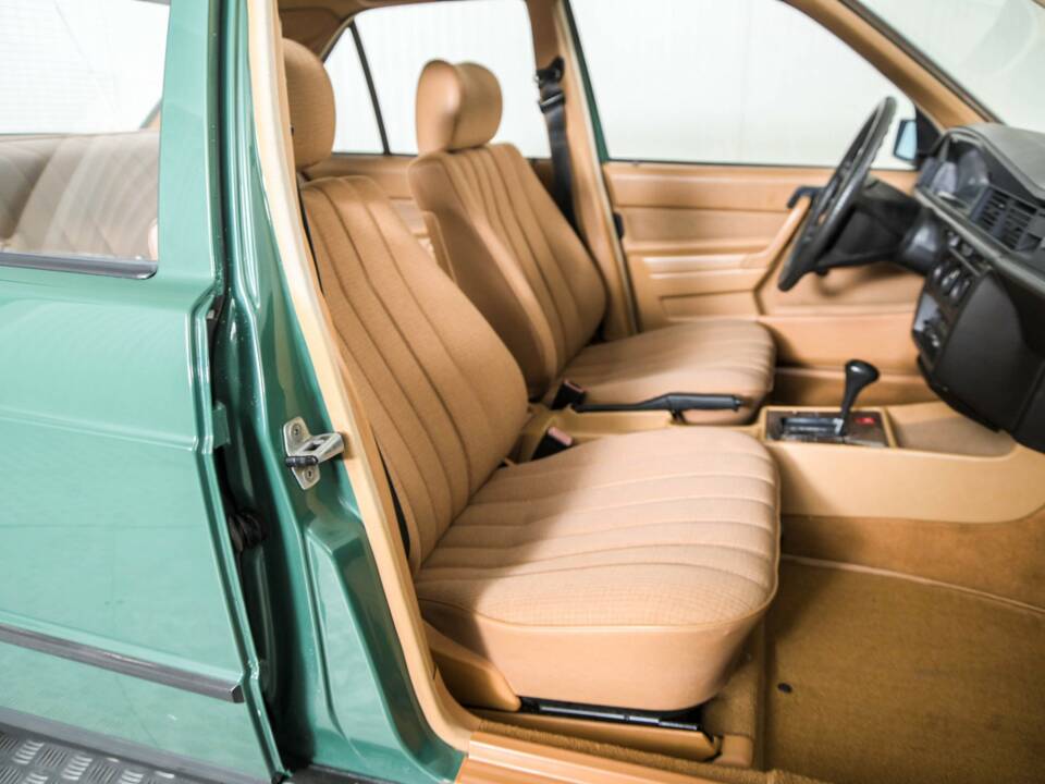Obraz 16/50 pojazdu Mercedes-Benz 190 D 2.5 (1986)