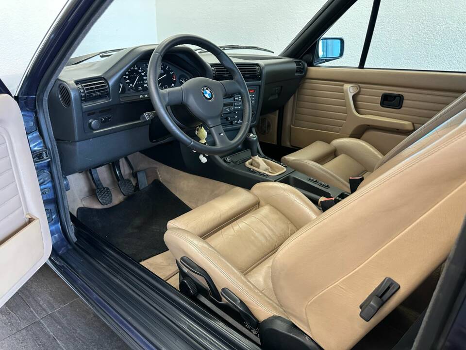 Bild 23/50 von BMW 325i (1989)