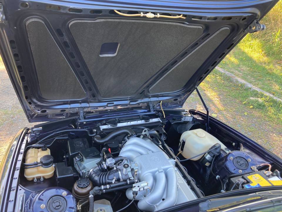 Image 20/23 of BMW 320i (1989)