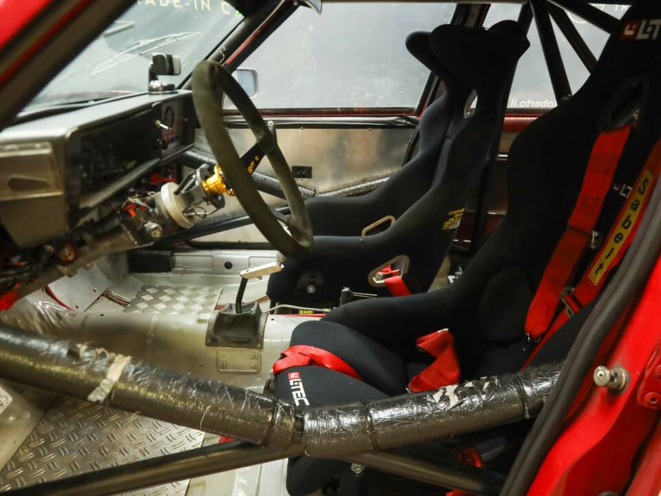 Image 7/50 de Alfa Romeo 75 3.0 V6 QV (1990)