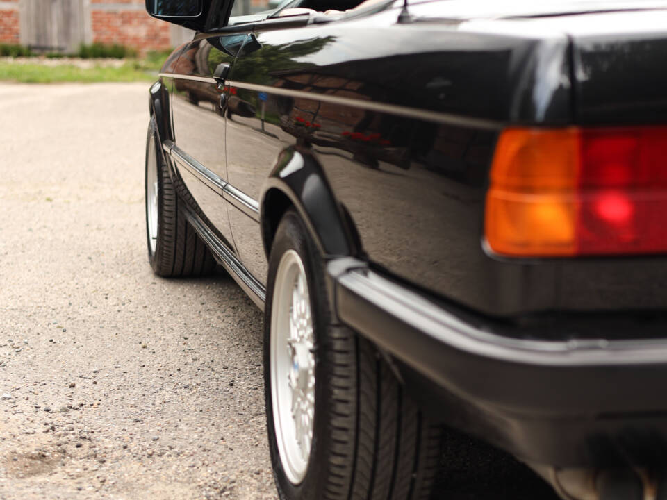 Image 35/83 de BMW 325i (1990)