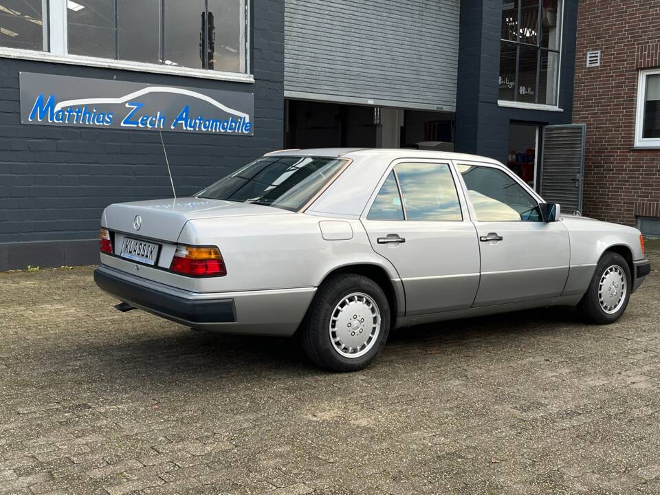 Image 16/24 de Mercedes-Benz 260 E (1990)