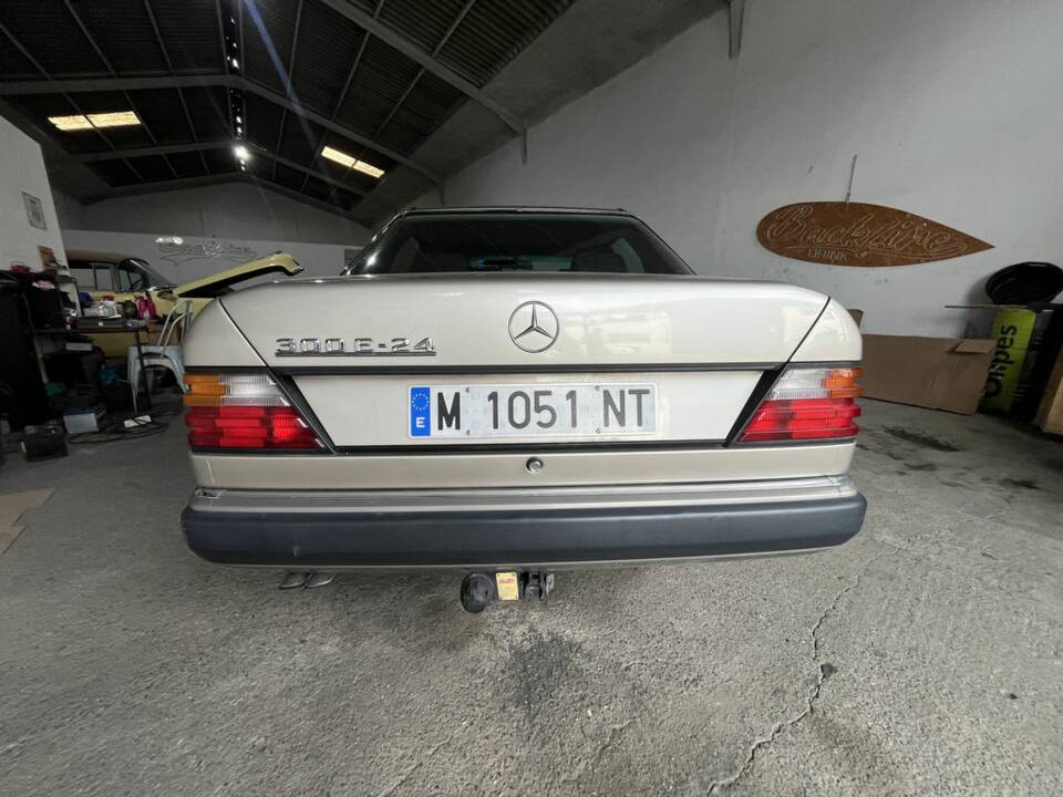 Image 6/8 of Mercedes-Benz 300 E-24 (1992)