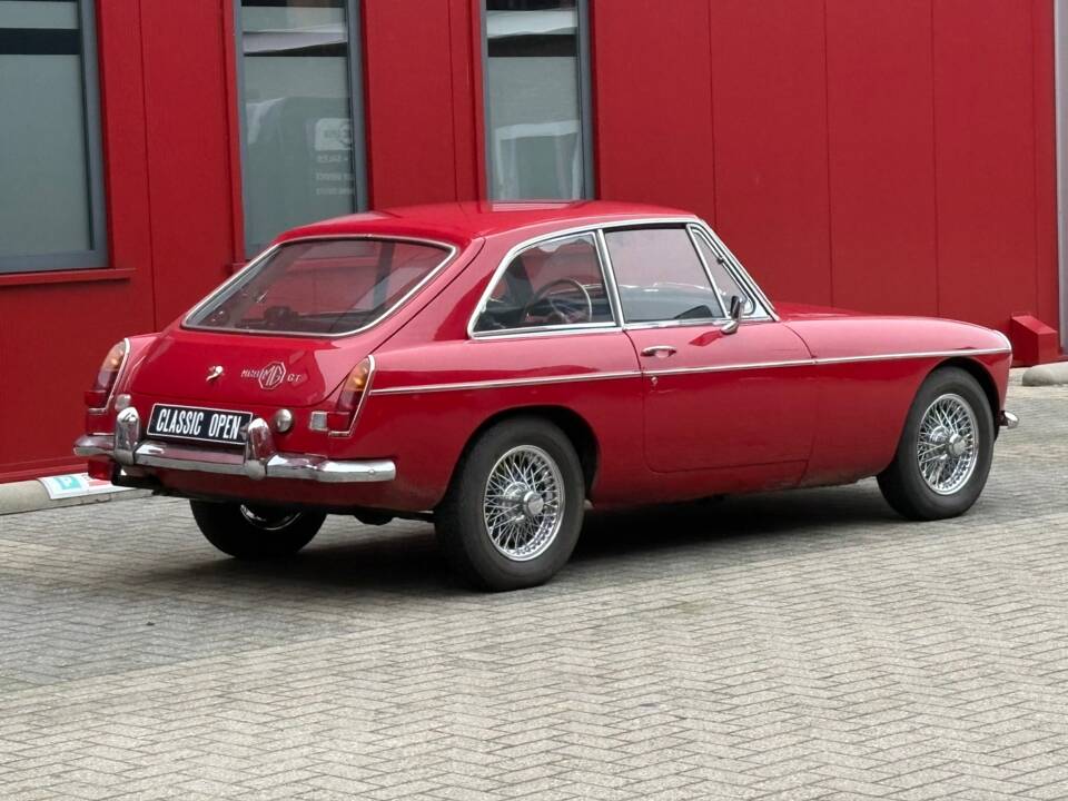 Image 23/23 of MG MGB GT (1968)