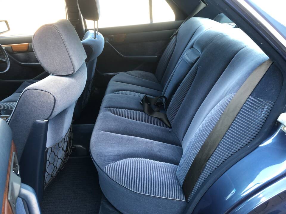 Image 12/13 of Mercedes-Benz 300 SE (1988)