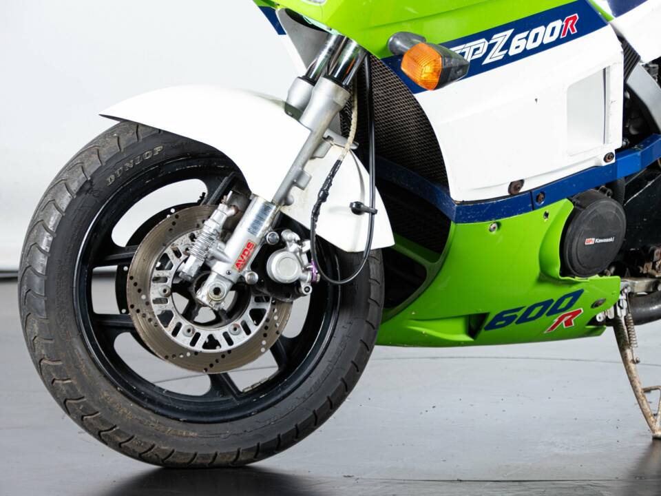 Image 28/36 of Kawasaki GPZ 600 R (1985)